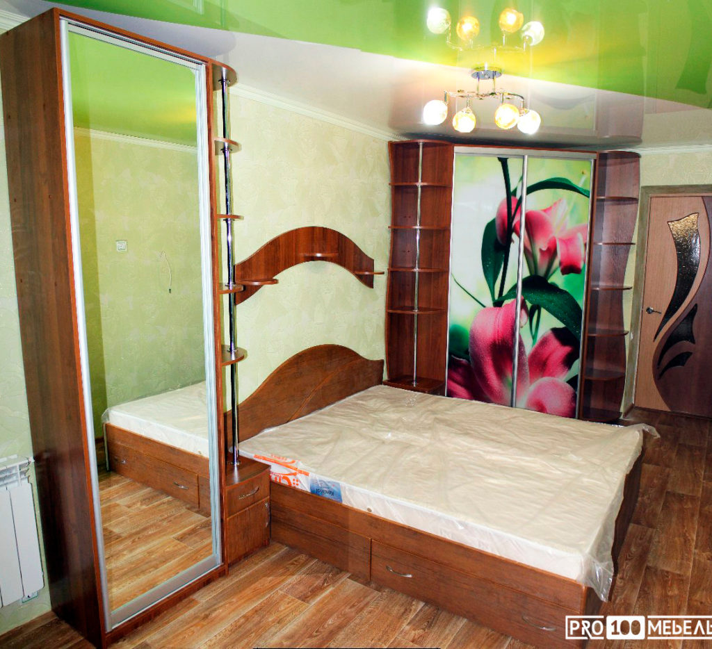 Кровать, шкаф с зеркалом и шкаф с фотопечатью для спальни